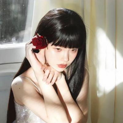 照片中的女孩